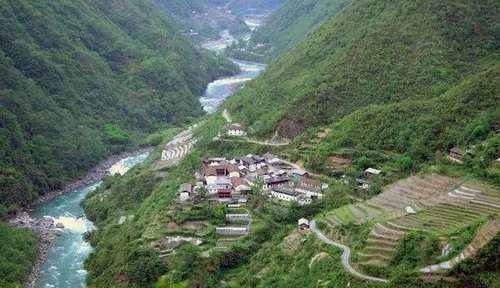 独龙江公路翻越高黎贡山，闯入怒江峡谷最后一个秘境，世外桃源！