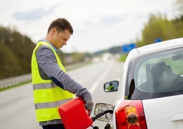  「前方」高速路上车快没油了，前方又没有加油站咋办？车主：后
