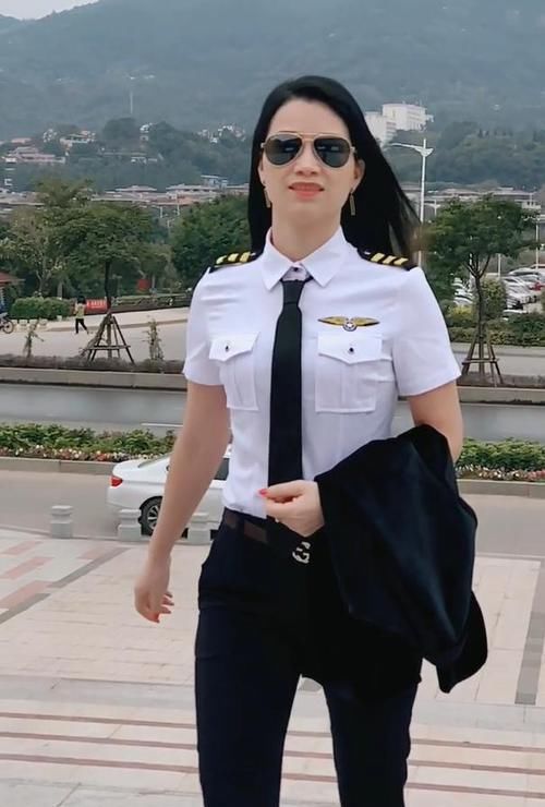  『女人』30多的女人穿制服现身，一种轻熟的女人味