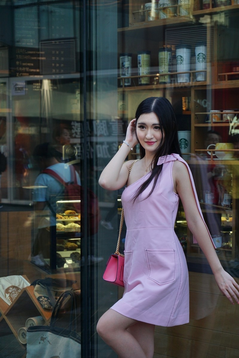 小姐姐一件热裤，露出迷人的锁骨和香肩，释放恰到好处的小性感