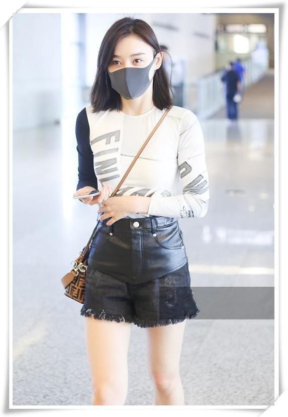 袁姗姗为博眼球，牛仔短裤上套迷你皮裤，网友:这也太撩人了吧!