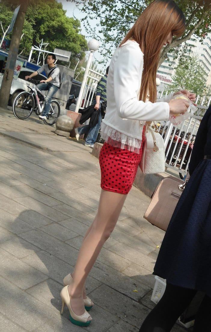 街拍:红色黑点花纹紧身包臀裙长细腿妹子,显露纤细精致小蛮腰