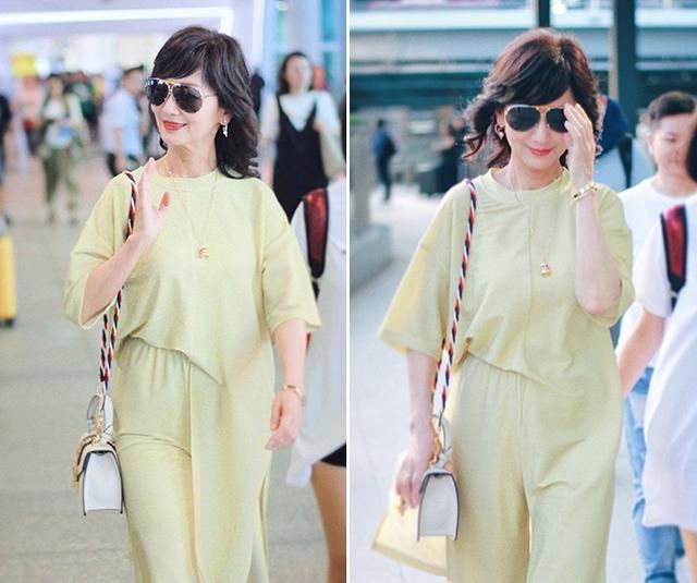 赵雅芝一身浅黄现身机场，没想到64岁的她竟然如此会穿同色衣服
