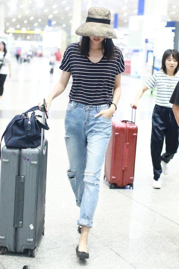 张梓琳私服充满国际范，帽子大到看不清路！