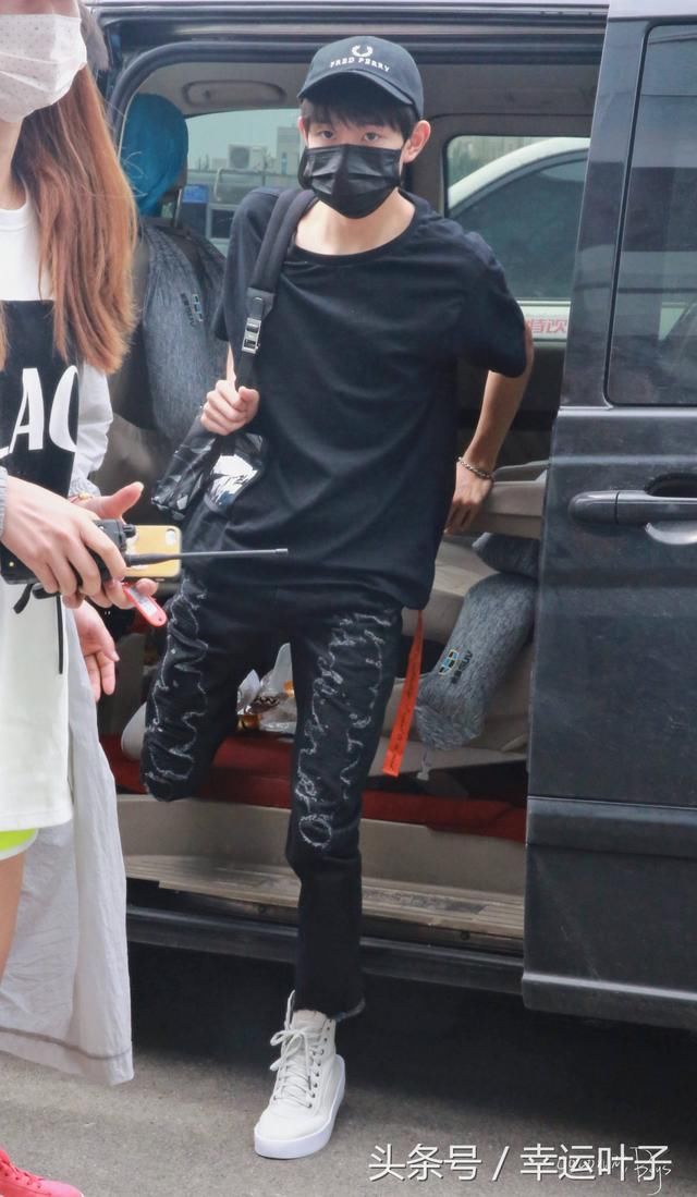 球鞋赶超周杰伦、鹿晗，TFboys王源竟是隐藏的“00后鞋头”！上