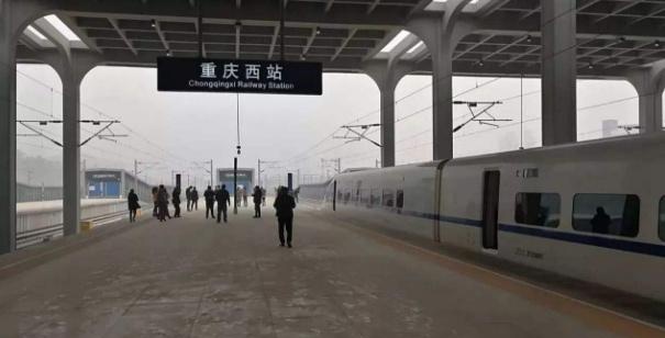 国内的“迷宫”高铁站，乘客出站要找向导带路，网友：路痴别去