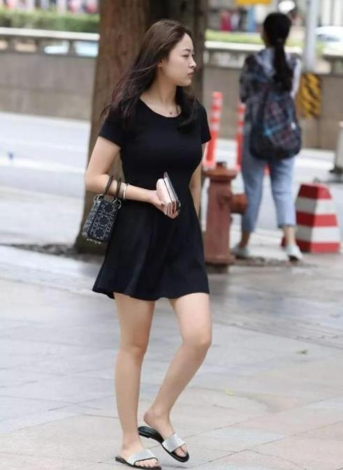 美女■街拍:白色一字肩上衣配牛仔短裙,凸显大长腿,美女时尚又靓丽