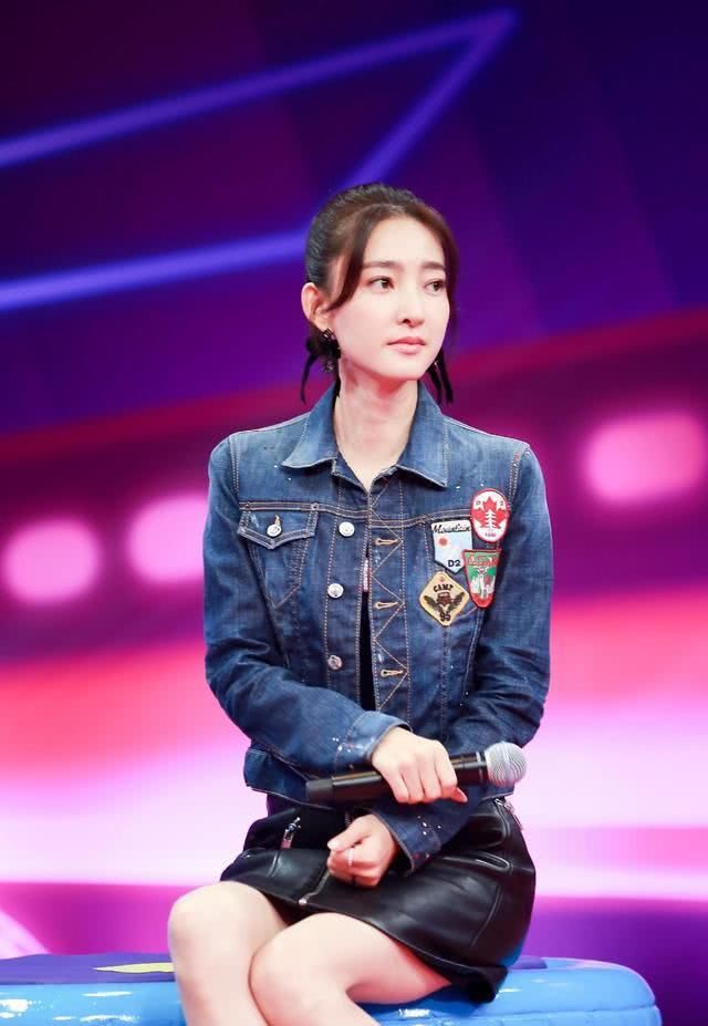 「王丽坤」王丽坤穿牛仔外套配皮质半身裙录节目,更高级有气质