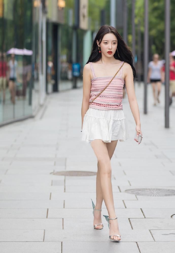 东莞街拍 白色短裤的美女，热裤过于简短，美女走路觉得方便吗?