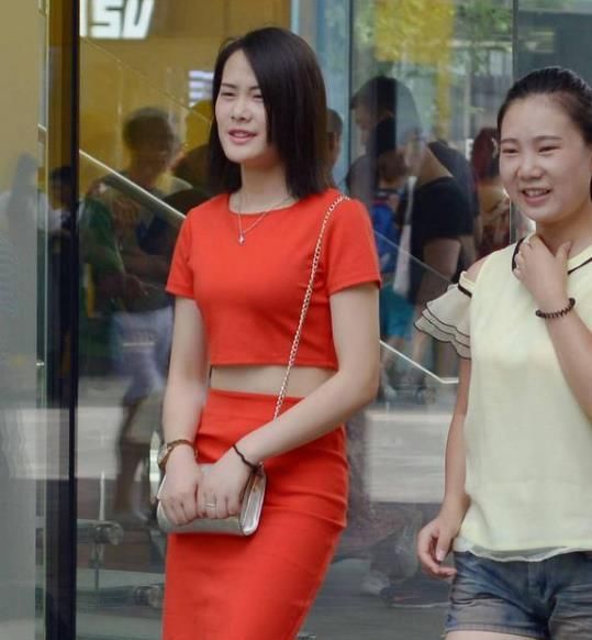  『美女』街拍美女:魅力多姿连衣裙,清爽大方又阳光,就一个字美