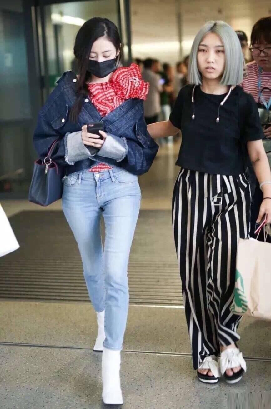 张天爱身材很好,时装搭配一下更好