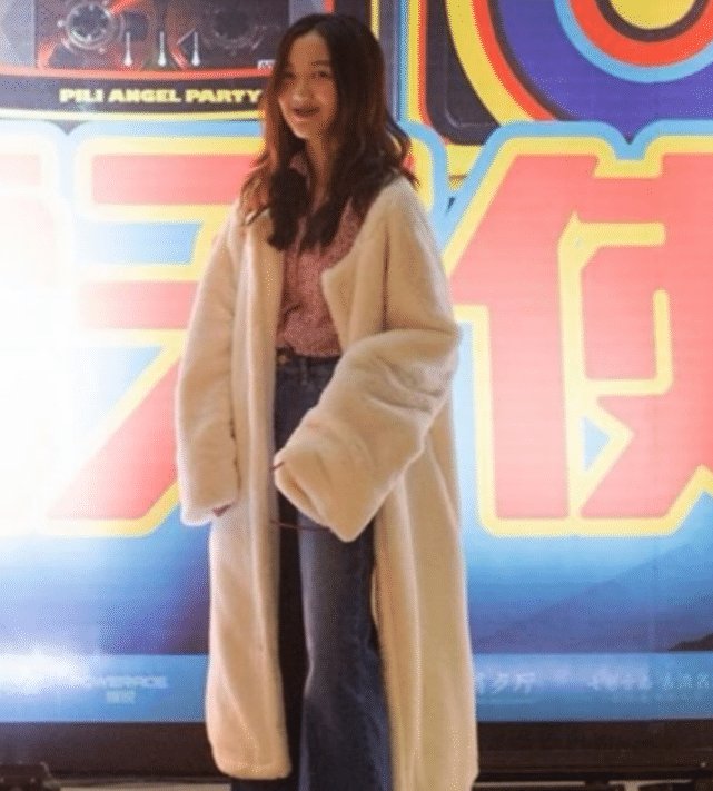 看起来：13岁自信过人, 涂上大红唇美爆，王菲女儿治好唇腭裂后大变样,