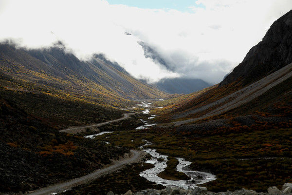 自驾霸道穿越丙察察闯西藏，悬崖边上走一遭，遭遇塌方，泥地陷车