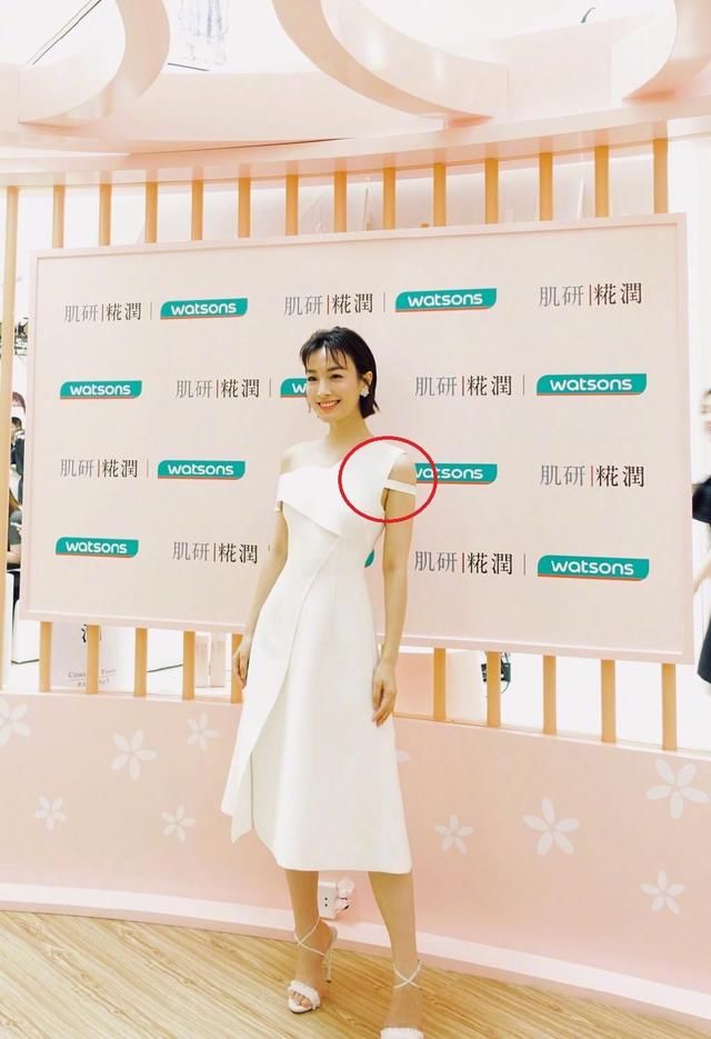 吴昕白色露肩礼服，优雅大方，网友视线却被逼到胸部旁边:肉真多