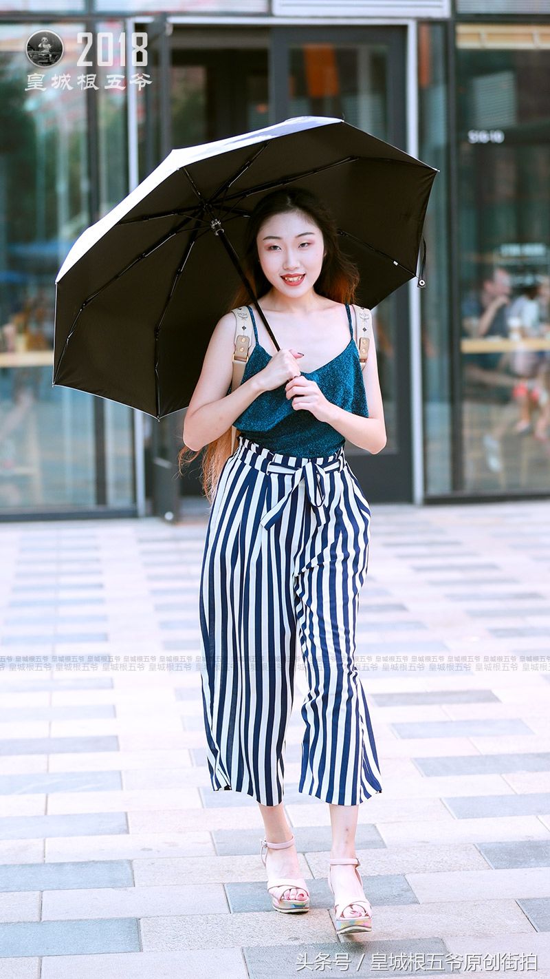 街拍:三里屯的时髦女孩真是数不胜数，她们长得美又超会穿衣