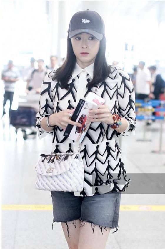 蒋欣这大粗腿穿短裤真心不好看，网友：确实挺胖的，至少140斤