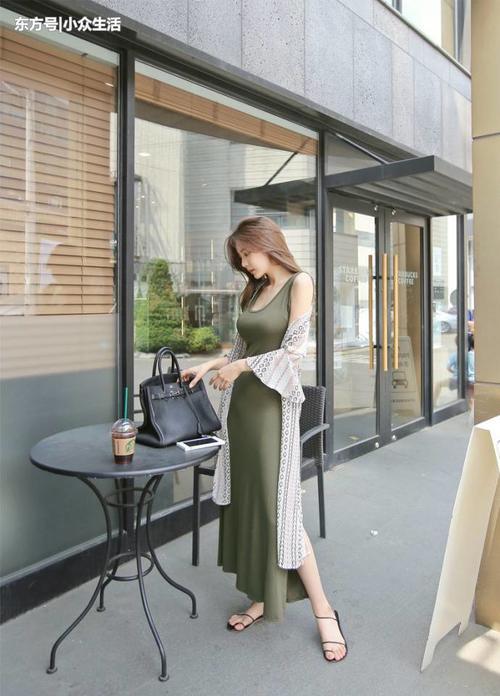 街拍：紧身的牛仔短裤，彰显出优雅的淑女风情