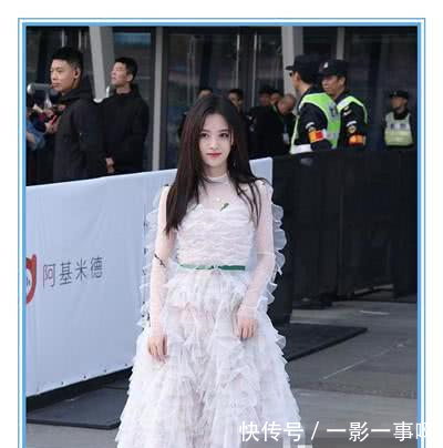 鞠婧祎要不要这么拼！薄纱裙穿的“体无完肤”，网友胆大就服你