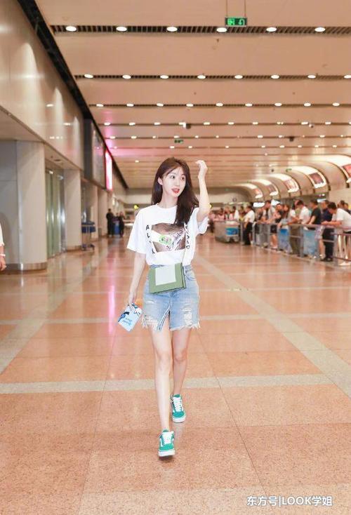 李菲儿为了赶时髦，牛仔短裙开衩秀美腿，网友：黄晓明后悔了吗