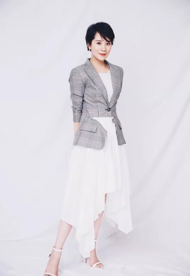  「让整体看起」格纹西服火了，四月你绝不能错过的时髦单品！