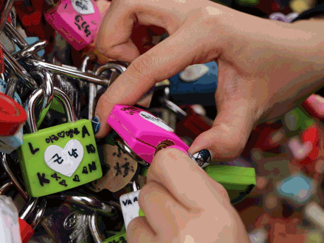 你们的爱情信物，都变成了景区垃圾