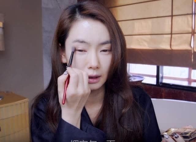 戚薇化身美妆博主，快看看她用了哪些硬生生的干货!