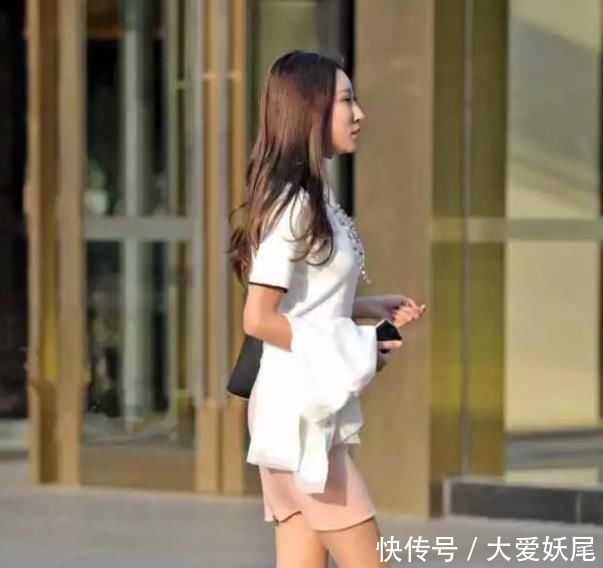 气质@街拍:靓女如云的小姐姐,一件吊带背心配粉色短裙,时尚气质