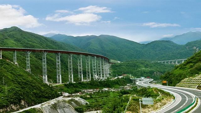 中国真正的“天路”！240公里全程高架，过桥如同过山车