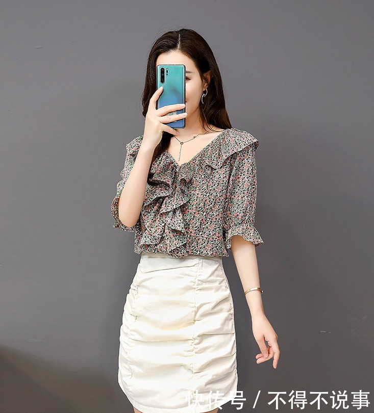  『领小』「纯色一步裙」如何穿搭？小衫+短裙两件套，百搭V领小香风