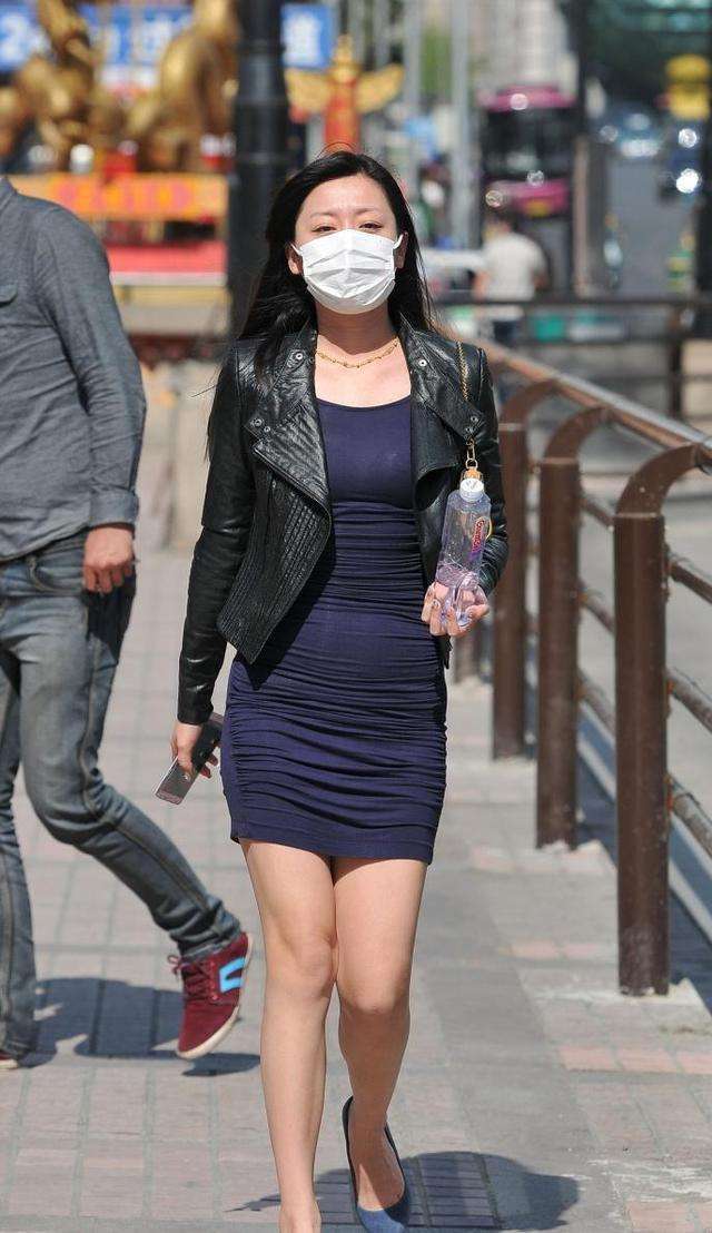 街拍：紧身包臀裙装扮的街头美女，傲人身材让人羡慕