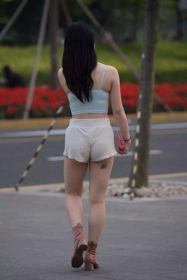 颜值和上半身都无可挑剔的美女，输在了一双腿上!