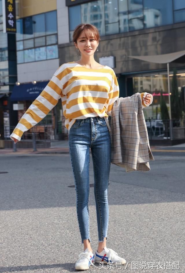 弹力九分小脚毛边牛仔裤，搭配体恤卫衣休闲随性，活力小女生