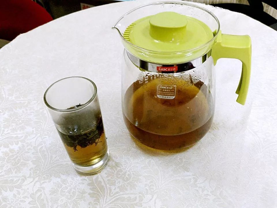田埂上的白花野草，人称“蛇总管”，蛇见到就跑，泡茶喝可养肝