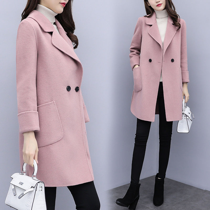 有一款外套叫:毛呢外套!搭小脚裤+短靴，7080穿洋气又显嫩