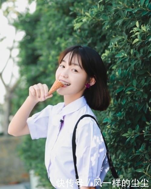 「段奥娟」段奥娟真是敢穿!穿一件白色短款小吊带,“巴掌腰”更是吸睛