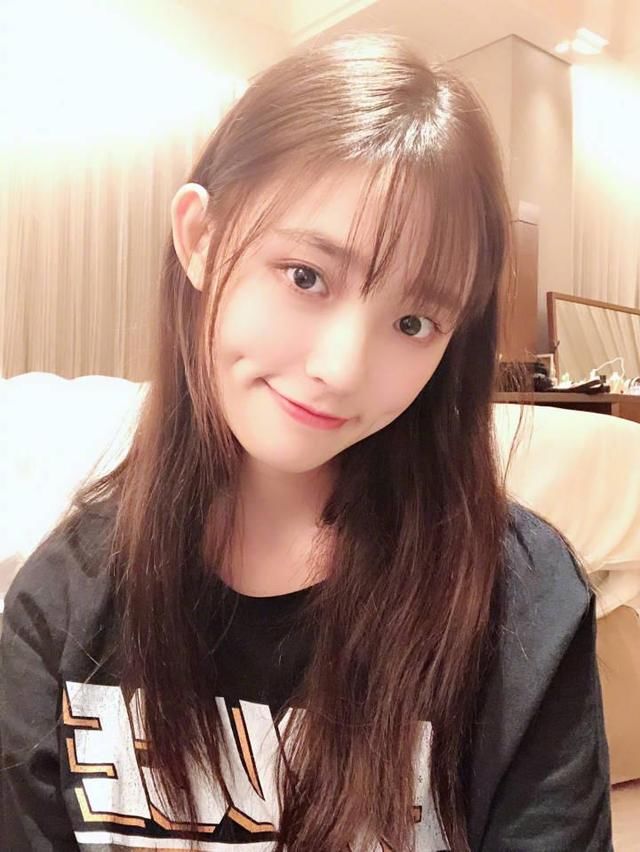 林允脸上有肉了吗?哪有哪有,看起来还是那么骨感美!