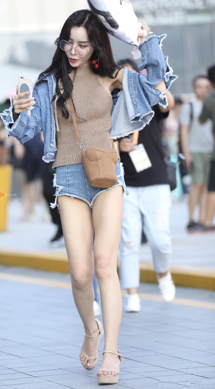最美的牛仔短裤长腿女孩，惊艳了时光的清纯女神，单肩包包说明了