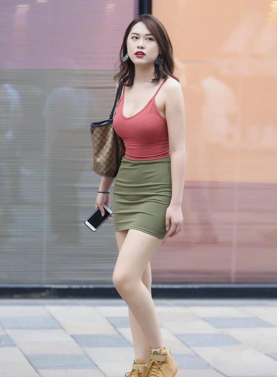  现出|精致美女小家碧玉，吊带背心配一步裙，比明星都有气质！