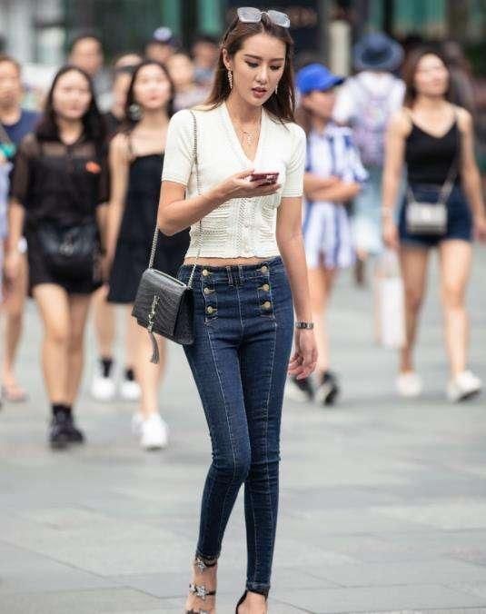 这样的身材堪称完美，美女的五官非常的立体，非常有欧美范的感觉