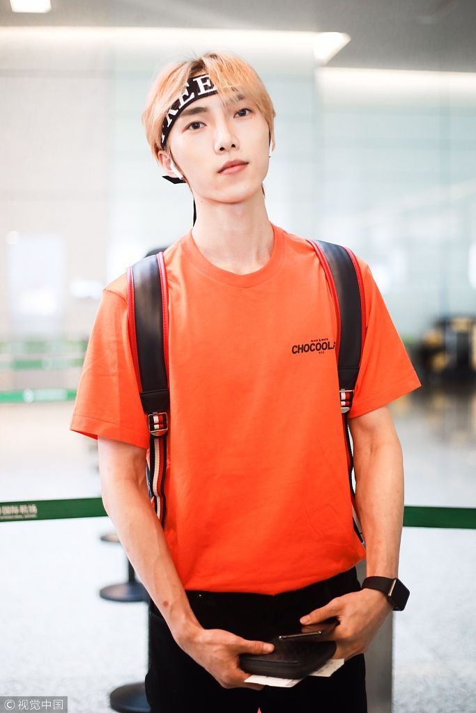 X玖少年团赵磊非主流造型显痞气  头绑发带变励志小哥哥公务繁忙