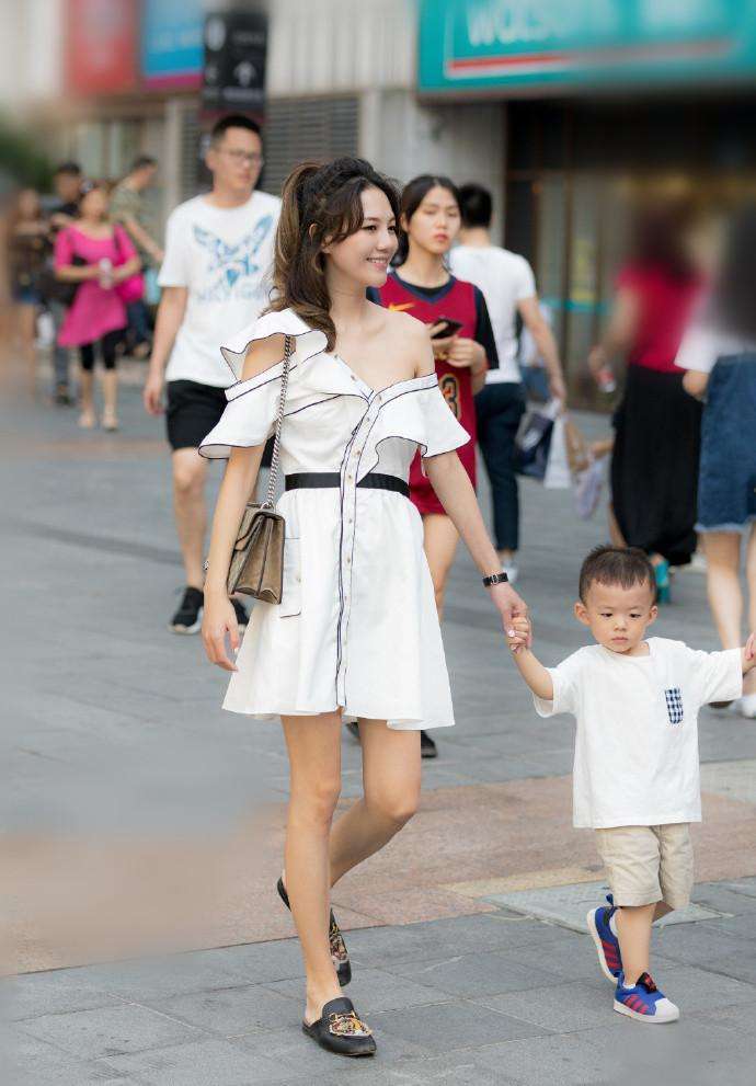 白色调清新自然的搭配, 给人一种干净与纯洁的美感!