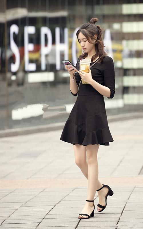 街拍，成熟俏丽的时尚穿搭示范，让你彰显轻熟的美感