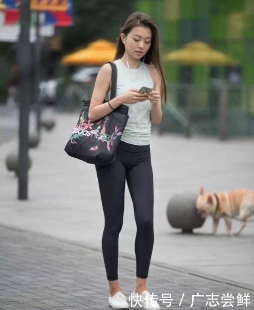 美女|高挑挺拔的打底裤美女,笔直的小细腿盈盈可握!