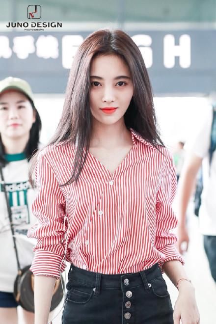 160沈月和159鞠婧祎同穿牛仔裤，终于明白身高和比例哪个更重要了