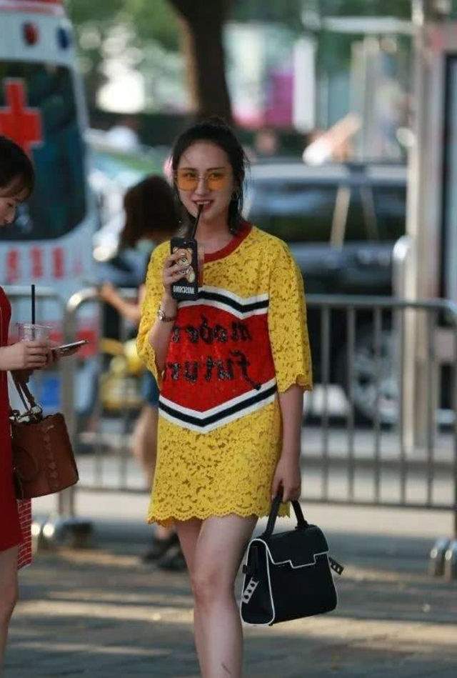 时尚|路人街拍,小姐姐高挑靓丽,穿白色的T恤,非常的酷帅