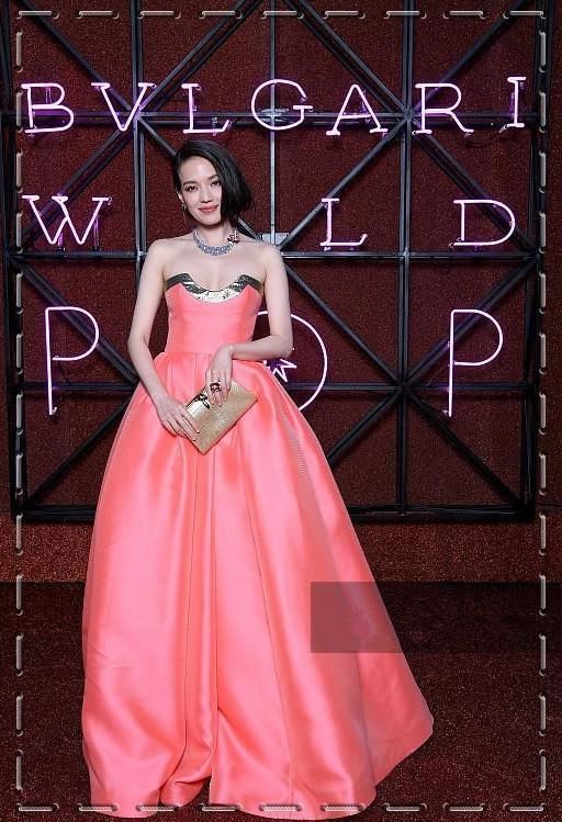 当林志玲穿抹胸裙遇上舒淇，才知道原来性感和妩媚完全不是一回事