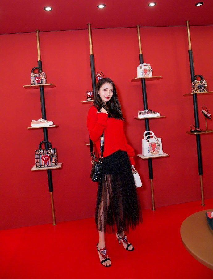 baby黑纱长腿亮相某活动，爱上你的小脚丫