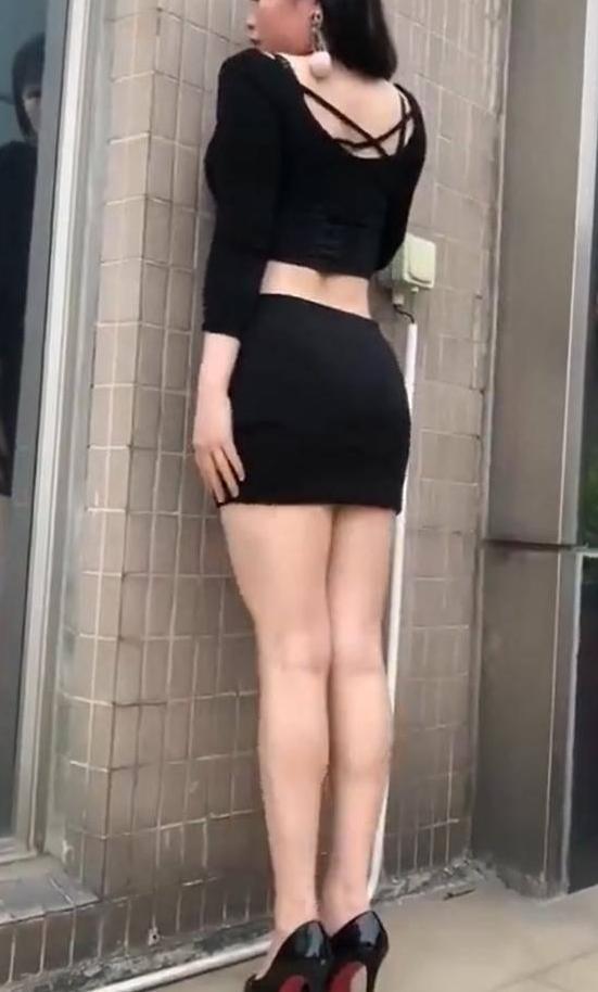 街拍：妙龄女郎的细高跟、包臀裙穿搭，给人一种成熟饱满的美