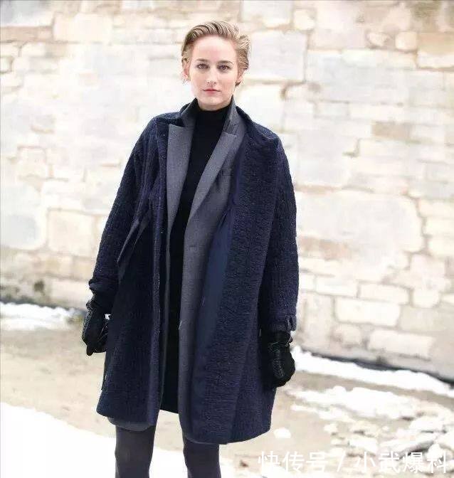 人人都有的黑色打底裤，其实这样穿更美！