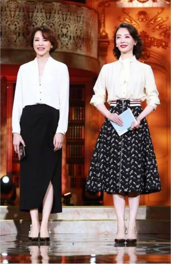 当41岁陈数同台44岁董卿，网友:终于见识到真正的气质脸长啥样了